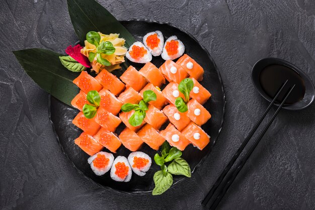 Plato de sushi en restaurante asiático