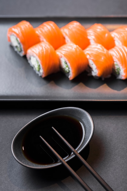 Foto gratuita plato de sushi en restaurante asiático