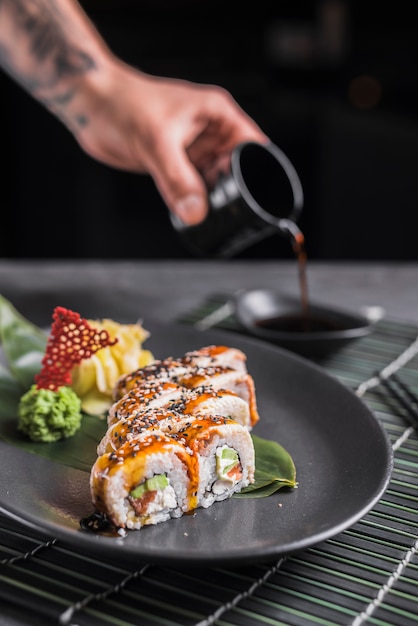 Plato de sushi en restaurante asiático