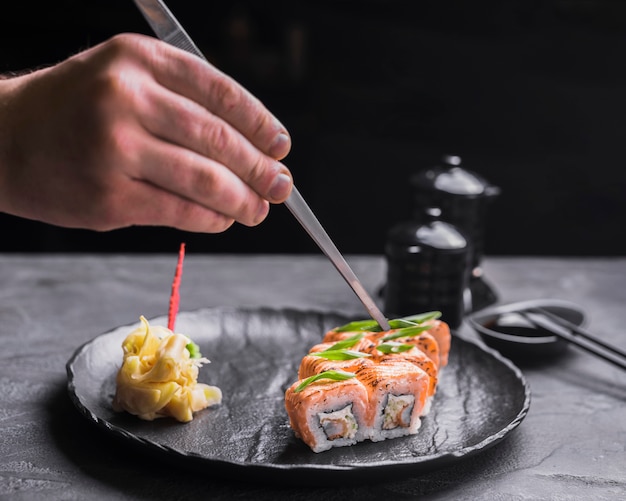 Plato de sushi en restaurante asiático