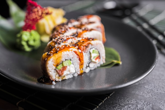 Plato de sushi en restaurante asiático