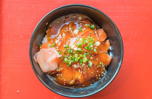 Plato de sushi de salmón con salsa de estilo japonés