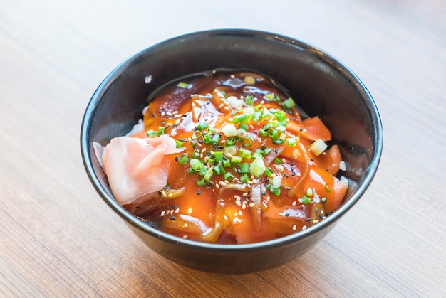 Plato de sushi de salmón con salsa de estilo japonés