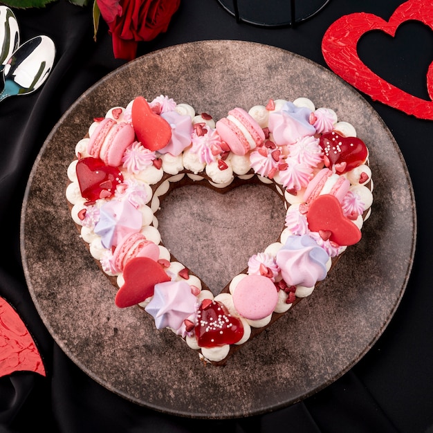 Plato con tarta de San Valentín en forma de corazón