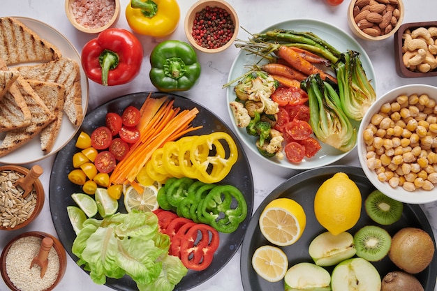 Foto gratuita plato de tazón de fuente de buda con verduras y legumbres. vista superior.