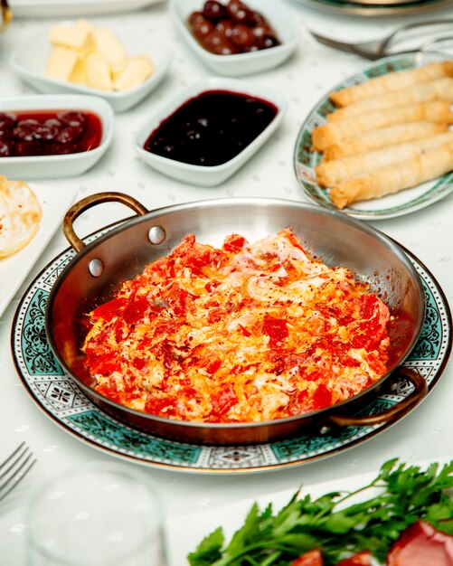 Plato de tomate y huevo servido para el desayuno turco