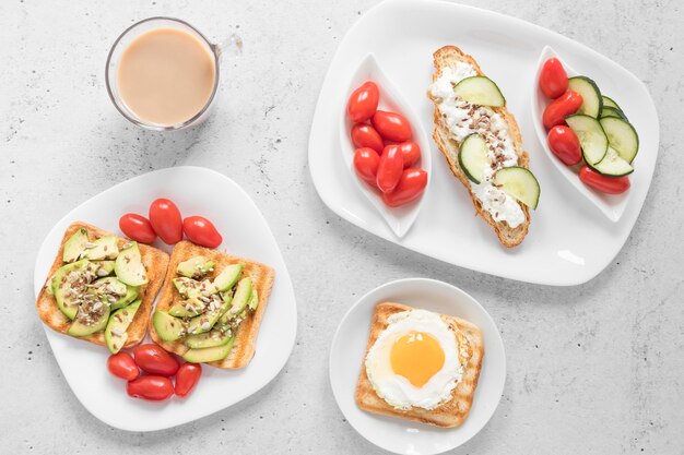 Plato con tostadas y verduras y café.