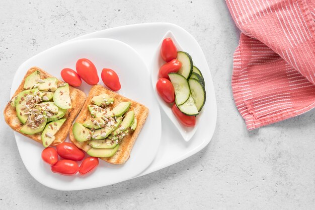 Plato con tostadas y verduras para el desayuno.