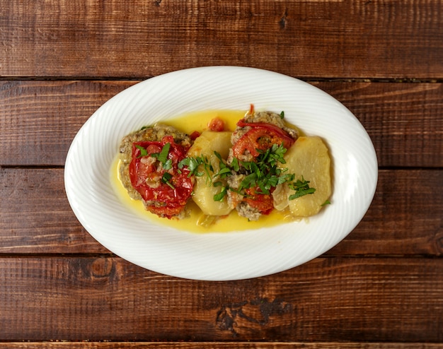 Plato tradicional azerí con carne y papas