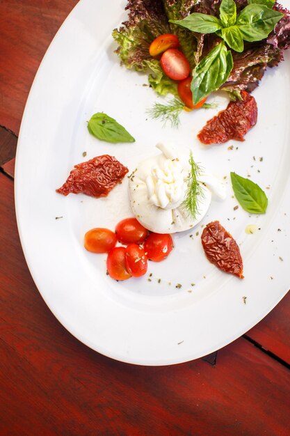 Plato tradicional italiano de burrata mozzarella