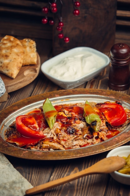 plato de trozos de pollo a la parrilla con salsa de tomate encima