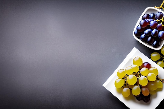 Foto gratuita un plato de uvas y una taza de café.