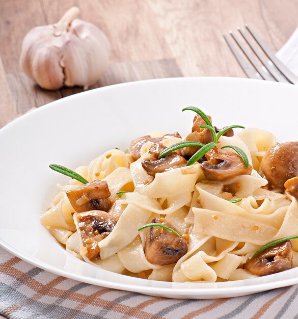 Plato vegetariano con tagliatelle y champiñones