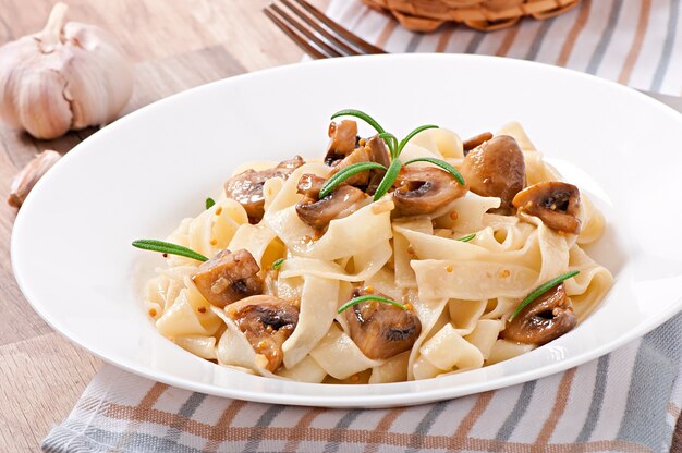 Plato vegetariano con tagliatelle y champiñones