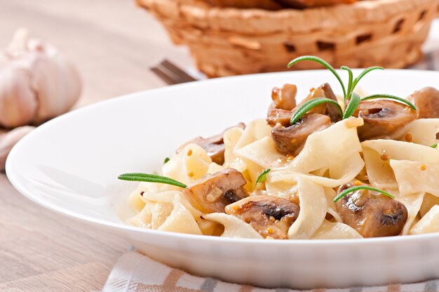 Plato vegetariano con tagliatelle y champiñones