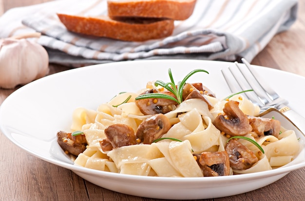 Plato vegetariano con tagliatelle y champiñones