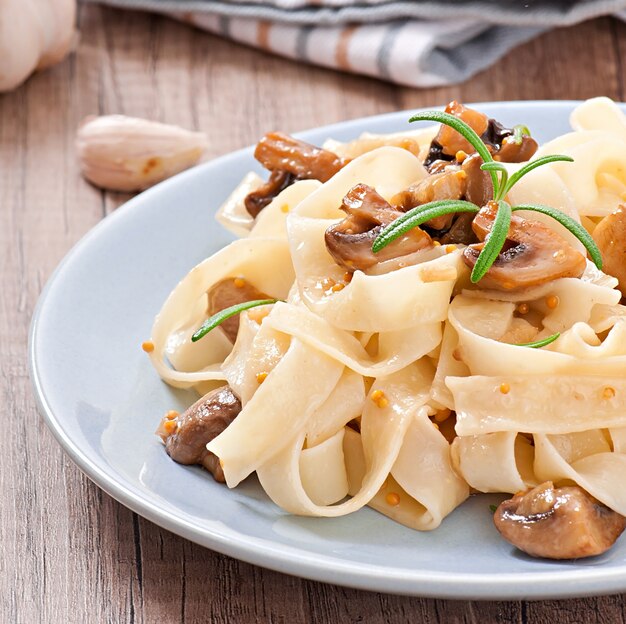 Plato vegetariano con tagliatelle y champiñones