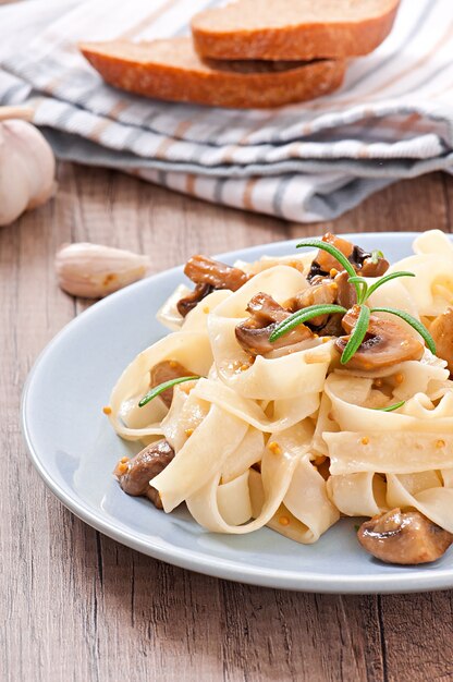 Plato vegetariano con tagliatelle y champiñones