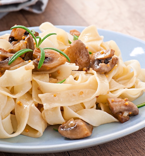 Foto gratuita plato vegetariano con tagliatelle y champiñones