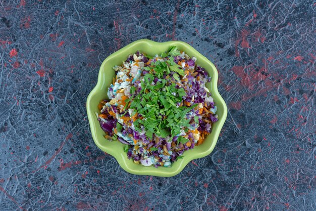 Foto gratuita un plato verde de ensalada de verduras con hierbas.