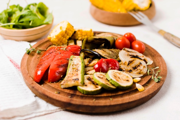 Plato con verduras cocidas en barbacoa sobre mesa