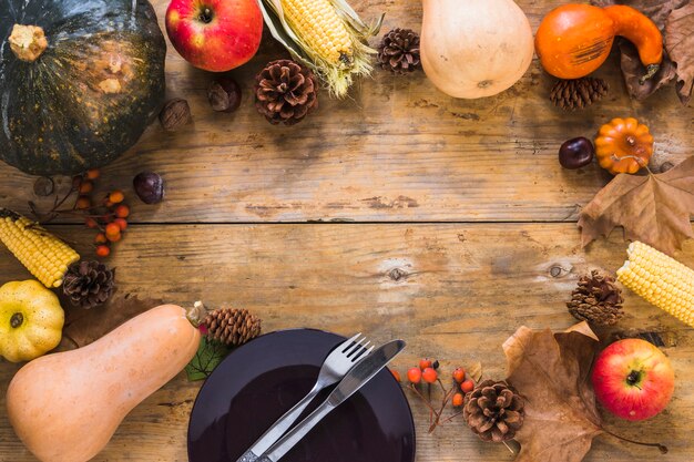 Plato y verduras sobre tablero de madera.