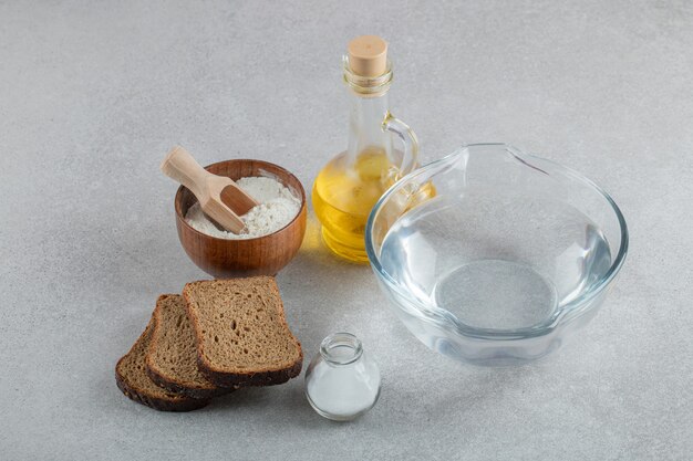 Un plato de vidrio con agua con rebanadas de pan y aceite.