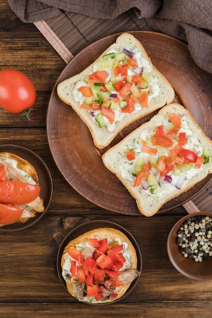 Plato de vista superior con bruschettas para el desayuno