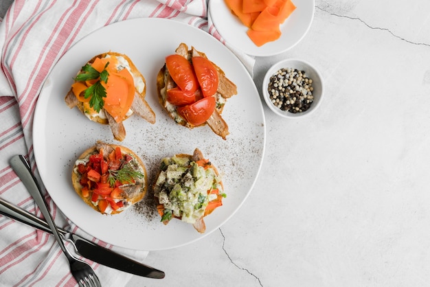 Foto gratuita plato de vista superior con bruschettas