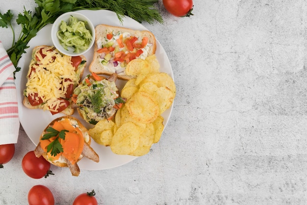 Foto gratuita plato de vista superior con deliciosa comida