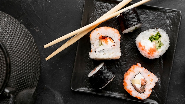 Plato de vista superior con rollos de sushi fresco