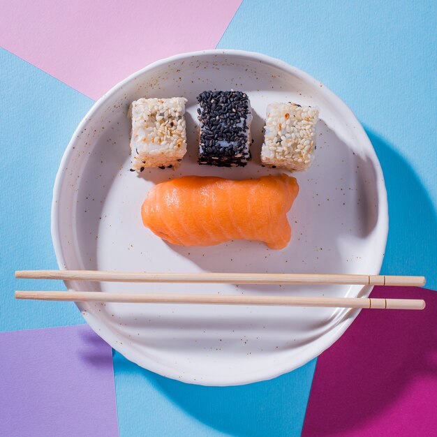 Plato de vista superior con rollos de sushi
