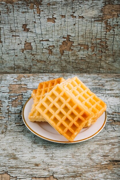 Plato con waffles belgas