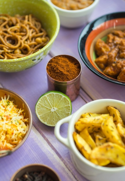 Foto gratuita platos alrededor de lima y polvo