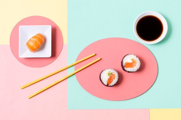 Foto gratuita platos de alto ángulo con sushi