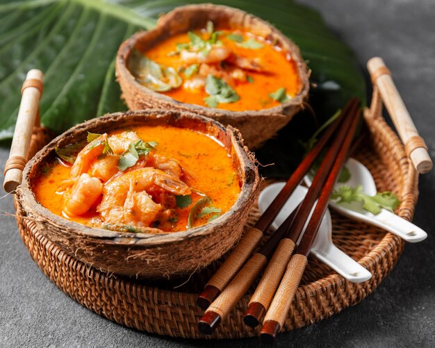 Platos de camarones en ángulo alto con palitos