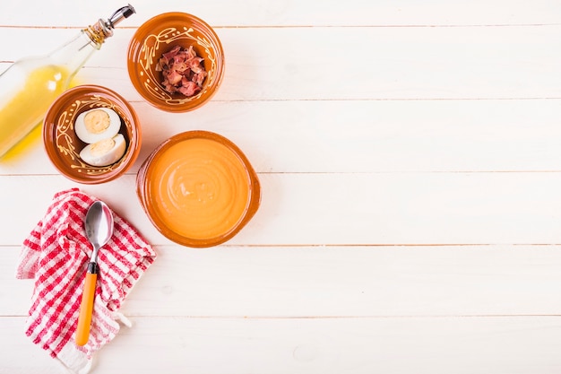 Foto gratuita platos de comida en la mesa de cocina