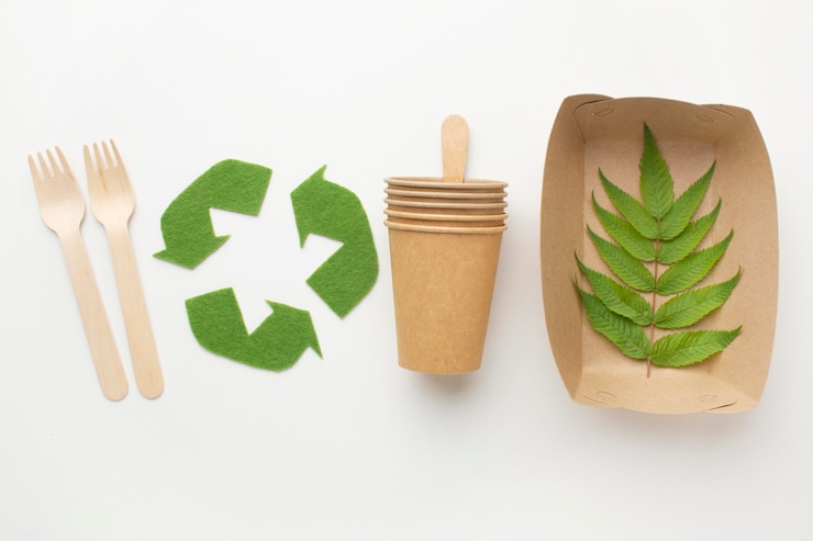 Foto gratuito platos y cubiertos ecológicos