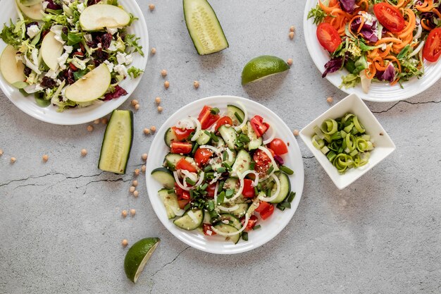 Platos con ensalada fresca