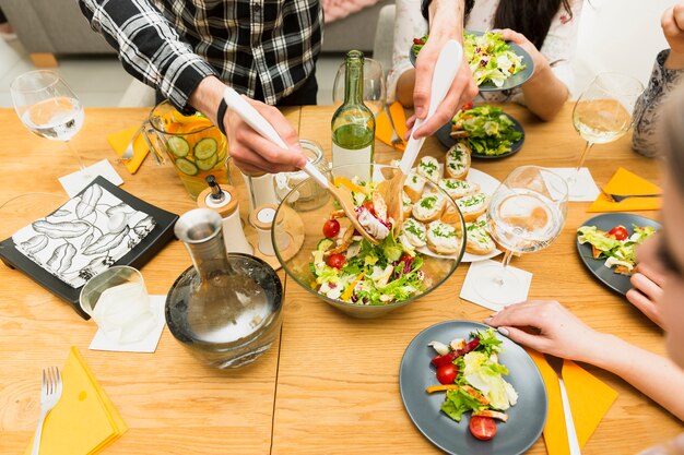 Platos de ensalada en la mesa