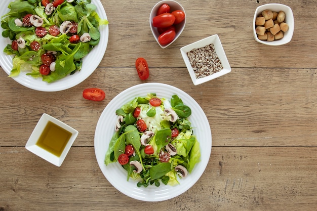 Platos con ensalada y sopas al lado