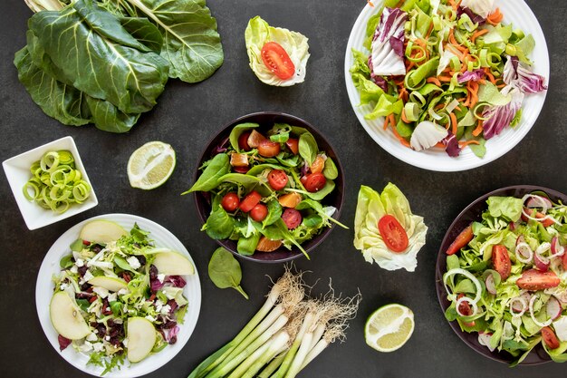 Platos con ensaladas variadas