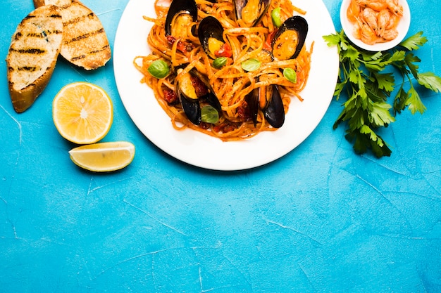 Foto gratuita platos de mariscos planos con copyspace