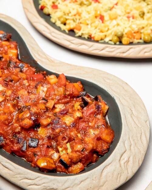 Platos de menestra de verduras y pilaf