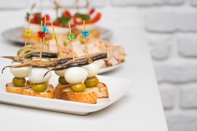 Foto gratuita platos en la mesa con comida de catering