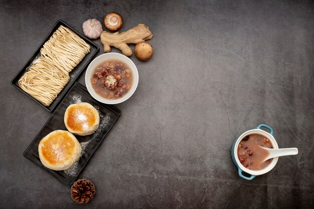 Platos negros con fideos y panqueques