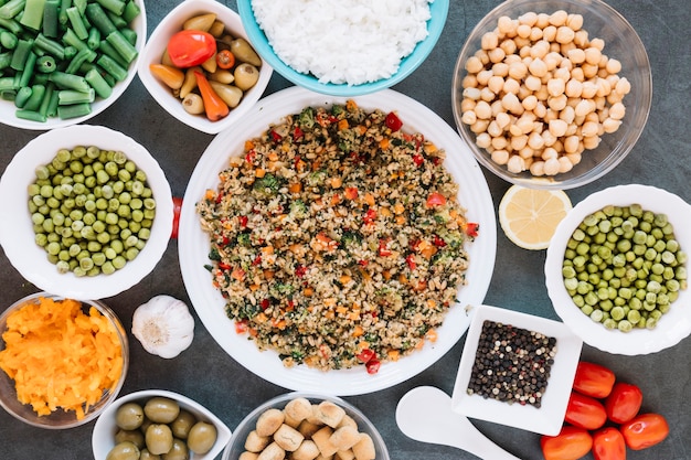 Foto gratuita platos planos con garbanzos y pimienta negra