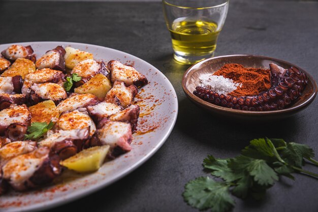 Platos de tentáculos de pulpo sazonados para cenar