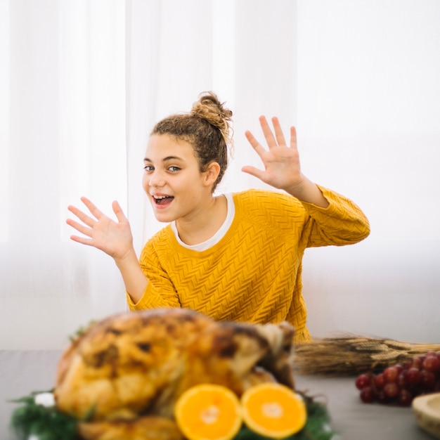 Foto gratuita platos de thanksgiving con mujer joven