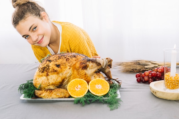 Platos de thanksgiving con mujer y pavo